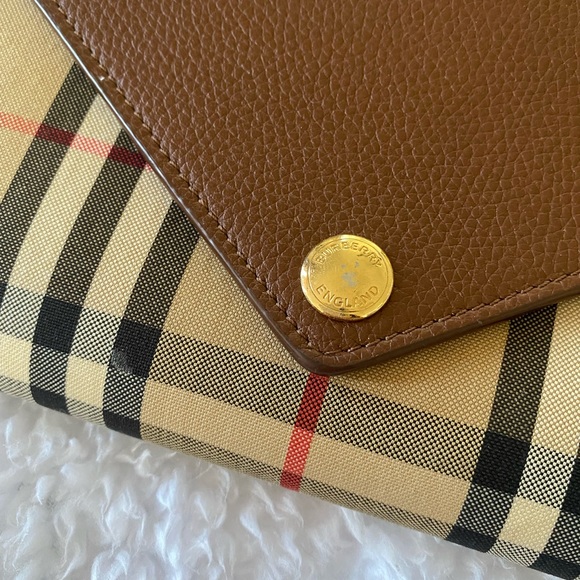 Burberry Wallet on Chain Leather Crossbody Bag - Picture 7 of 8